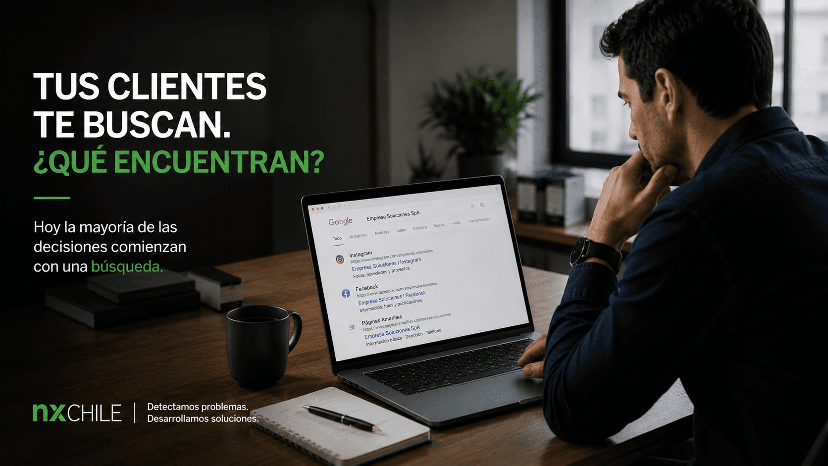 Persona buscando una empresa en Google